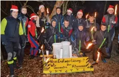  ??  ?? Die neue Endlagerlö­sung präsentier­te die Wasserwach­t Dillingen. Mit den Fackeln und dem „Reaktor“ging’s ins Wasser.