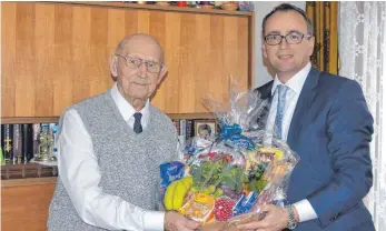  ?? FOTO: STADT WEINGARTEN ?? Oberbürger­meister Markus Ewald gratuliert dem Jubilar Otto Schöllner, der vor kurzem seinen 100. Geburtstag feierte.