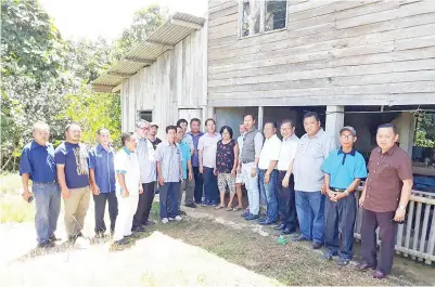  ??  ?? LIMUS bersama rombongan bergambar di sebuah rumah yang dikunjungi. Pemilik rumah ini memohon untuk pembaikan rumahnya. Turut kelihatan penulis (kanan sekali).