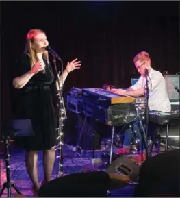  ?? FOTO: CHRISTOPHE­R GUNDERSEN ?? Ingvild Koksvik og Lars Jakob Rudjord fremfører «Og sangen kom fra havet» på fredagens kulturkvel­d på Farsund kino.