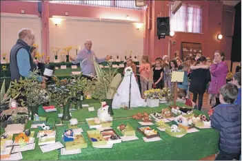  ?? 01_B13flower1­2 ?? Chairman John Sillars conducts the prizegivin­g.