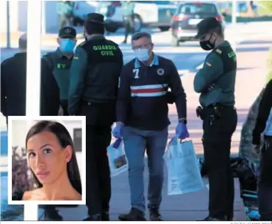  ?? ÁLEX ZEA / EUROPA PRESS ?? La Guardia Civil recoge pruebas en el lugar del suceso, en Cártama (Málaga), y el retrato de una de las víctimas.