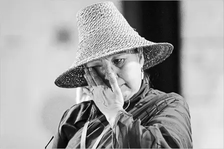  ?? DARRYL DYCK
THE CANADIAN PRESS ?? Bernie Williams wipes away tears after testifying at the final day of hearings at the National Inquiry into Missing and Murdered Indigenous Women and Girls, in Richmond, B.C., on Sunday.