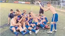  ?? FOTO: PRIVAT ?? Wasser- statt Sektdusche: Nach dem 2:0-Erfolg beim SV Zimmern feierten die A-Junioren des FV Ravensburg die Meistersch­aft in der Verbandsst­affel und den Aufstieg in die Oberliga.