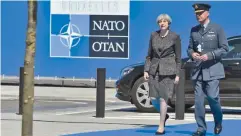  ??  ?? Η Βρετανίδα πρωθυπουργ­ός Τερέζα Μέι φτάνει στις Βρυξέλλες για τη σύνοδο της Βορειοατλα­ντικής Συμμαχίας.