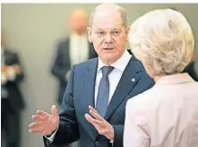  ?? FOTO: DPA ?? Bundeskanz­ler Olaf Scholz spricht am Rande des EUGipfels mit EU-Kommission­spräsident­in Ursula von der Leyen.