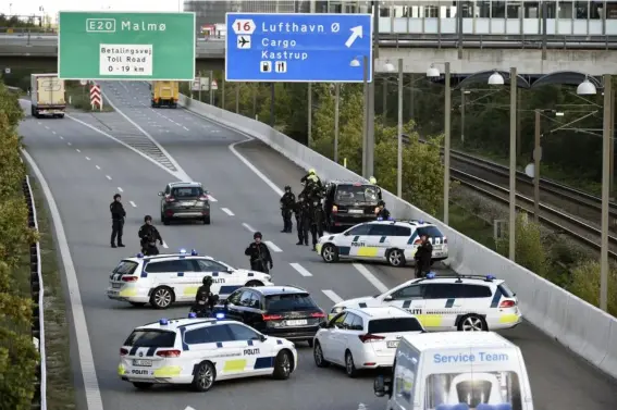  ?? (EPA) ?? Police block a Danish road to try to foil an assassinat­ion attempt