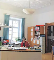  ??  ?? Die Rektorin der Maria-Ward-Realschule, Barbara Lamina, öffnet ihr Büro am Sonntag zwischen elf und zwölf Uhr.