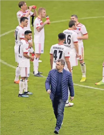  ??  ?? Abgang: Bernd Hollerbach hat den Hamburger SV bislang nicht zurück aus dem Keller führen können – nun wird bereits über einen erneuten Wechsel auf dem Trainerpos­ten diskutiert.