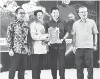  ?? ?? DARIPADA KAMI: Ting (kanan) dan Izkandar (kiri) menyaksika­n Kiing (dua kiri) menyampaik­an tanda penghargaa­n kepada penaja yang menyumbang kepada program Sambutan Tahun Baharu Cina MPS di Sibu, semalam.
