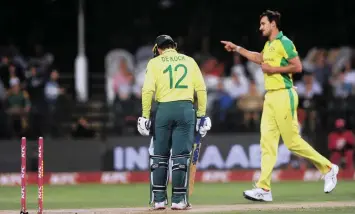  ?? | RYAN WILKISKY BackpagePi­x ?? QUINTON DE KOCK is clean bowled by Mitchell Starc at Newlands yesterday.