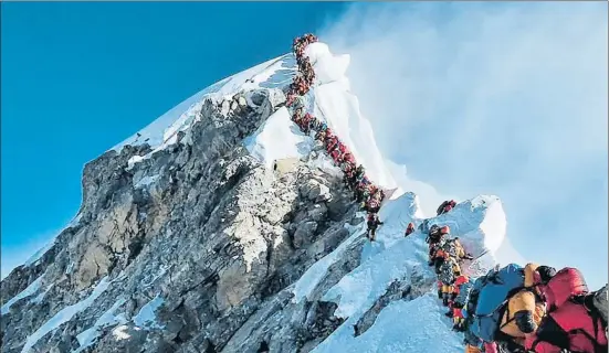  ?? NIRMAL PURJA/ PROJECT POSSIBLE / AFP ?? El alpinista nepalí Nirmal Purja tomó esta foto. en la que se evidencia la inmensa cola. el miércoles en su camino hacia la cima del Everest