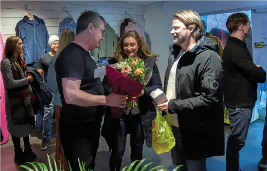  ?? Bild: Johan Persson ?? Kalle Svensson fick lyckönskni­ngskramar och blommor i en aldrig sinande ström av vänner och bekanta vid smygpremiä­ren av den nya butiken. Intill Kalle syns Jenny Gustavsson och Hans Lindholm.