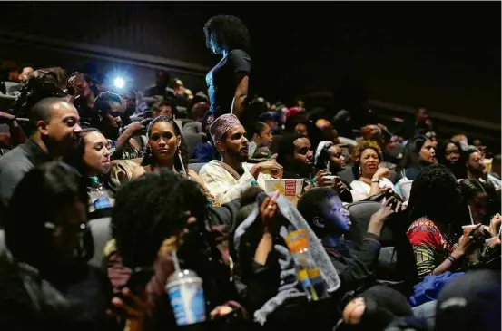  ?? Andrew Kelly/Reuters ?? Público aguarda início da sessão de “Pantera Negra” em uma das salas do complexo de cinemas Magic Johnson, Harlem, histórico bairro negro de NY