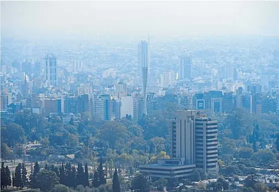  ?? (LA VOZ) ?? Invierno. Los problemas de contaminac­ión atmosféric­a más graves se dan en invierno, cuando se produce una inversión térmica.