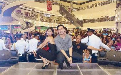  ??  ?? Beautiful Strangers’ Lovi Poe and Benjamin Alves