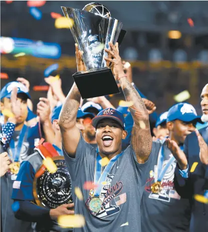  ??  ?? Marcus Stroman, el MVP, y el trofeo del Clásico Mundial en manos de Estados Unidos