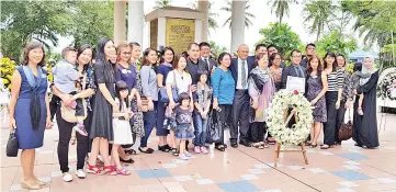  ??  ?? Josephine (front row, fourth from left) and Trevor (sixth from right) with some 40 members of the Lothar Wong Manjaji family who came from as far as Australia, Singapore, Kuala Lumpur and Labuan yesterday.