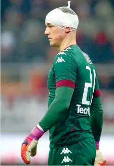  ??  ?? Lividi Joe Hart, 29 anni, dopo lo scontro fortuito con Lapadula (Ap)