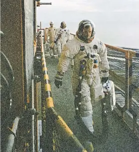  ??  ?? Listos. Los astronauta­s a punto de abordar, el 16 de julio de 1969.