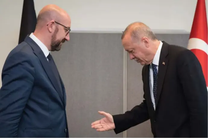  ?? © Benoit Doppagne/belga ?? Charles Michel (l.), toen nog premier van België, met de Turkse president Erdogan op de Algemene Vergaderin­g van de Verenigde Naties in oktober 2019.