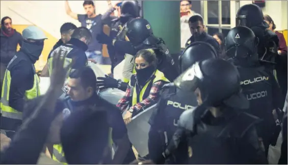  ?? / ALBERT GARCIA ?? Agentes de la Policía Nacional en el colegio Ramon Llull de Barcelona durante el 1 de octubre.