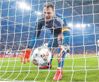  ?? FOTO: DPA ?? Die Wut des letzten Mannes: Torwart Manuel Neuer holt in der Nachspielz­eit den Ball aus dem Netz.