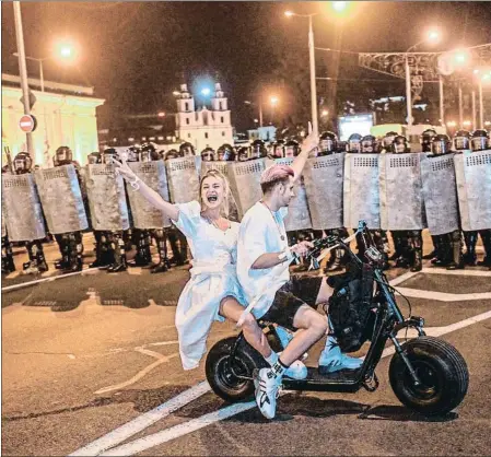  ??  ?? Un moment de la protesta a Minsk, diumenge a la nit, abans de les càrregues policials