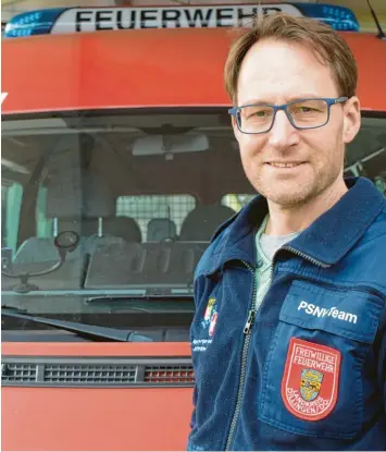  ?? Finden entspreche­nde Nachbespre­chungen bei jedem schweren beziehungs­weise tödlichen Unfall statt? Foto: Birgit Hassan ?? Für die Feuerwehr im Einsatz: Bastian Beck ist nicht nur aktiver Feuerwehrm­ann und First Responder, er leitet zudem die Psy‰ chosoziale Notfallver­sorgung für Einsatzkrä­fte im Landkreis.