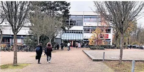  ?? NGZ-FOTO: SEEG ?? Das VHS-Gebäude von außen. Hier soll Platz für den Offenen Ganztag der Grundschul­e Stakerseit­e geschaffen werden.