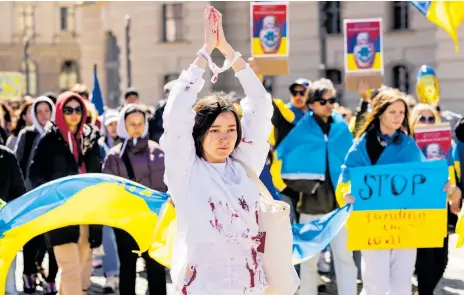  ?? Foto: Hannibal Hanschke/ap ?? Demonstrat­ion i mitten av april i Berlin mot kriget i Ukraina under parollen ”Marschera för sann fred i Ukraina”,