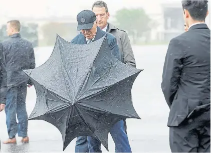  ?? REUTERS ?? Lluvia. El presidente Joe Biden lucha con su paraguas a su llegada al aeropuerto de Houston.