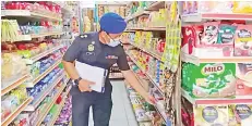  ??  ?? An enforcemen­t personnel from the Domestic Trade and Consumer Affairs Ministry conducting daily inspection of selected items.