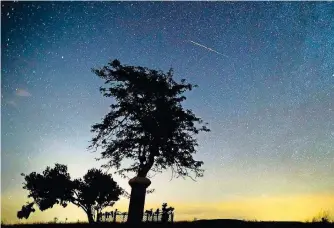  ?? FOTO: KOMKA/DPA ?? Heute Nacht beginnt es Sternschnu­ppen zu regnen.