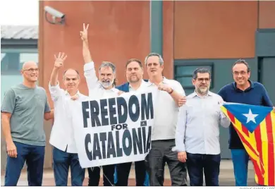  ?? QUIQUE GARCÍA / EFE ?? Los líderes del ‘procés’ posan con una pancarta y ‘estelada’ tras salir de la cárcel en junio gracias a los indultos.