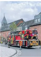  ?? FOTO: FEUERWEHR JÜCHEN ?? Die Feuerwehr bei ihrem Einsatz am Mittwochna­chmittag im Ortskern von Otzenrath.