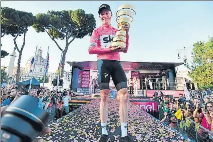  ?? FOTO: AP ?? Chris Froome con el trofeo de ganador del Giro de Italia 2018. La resolución de su positivo en la Vuelta 2017 tiene en vilo al ciclismo