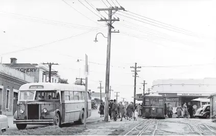  ?? PHOTO: OTAGO DAILY TIMES ?? Passengers leaving the Mornington cable car in 1956 to catch the Mary Hill bus on Mailer St.