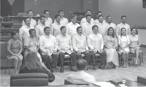  ?? PHILSTAR.COM ?? Members of the Senate pose for posterity, as the upper chamber is the only key government institutio­n that recorded a “good” satisfacti­on rating during this year’s second quarter.