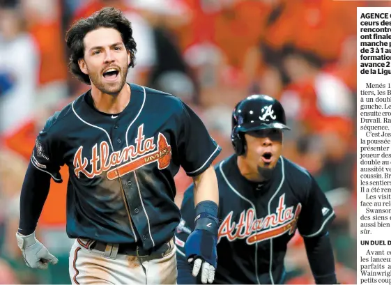  ?? PHOTO AFP ?? Dansby Swanson et Rafael Ortega, des Braves d’atlanta, célèbrent après avoir croisé le marbre en neuvième manche procurant une avance de 3 à 1 à leur équipe face aux Cardinals.