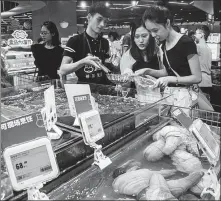  ?? LI ZHIHAO / FOR CHINA DAILY ?? Consumers purchase seafood at a Hema Fresh membership store in Guangzhou, Guangdong province.