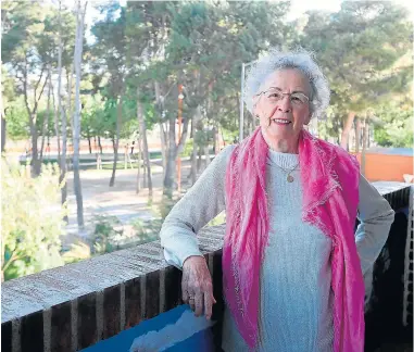  ?? ?? Ángeles Arbués, en la terraza de su casa en el barrio del Perpetuo Socorro.