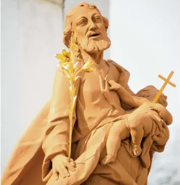  ?? Archivfoto: Berthold Veh ?? Der heilige Josef steht mitten in Höchstädt beim Brunnen am Marktplatz. Der Name des Heiligen ist allerdings nicht mehr populär. Nur noch wenige Kinder im Landkreis werden Josef getauft.