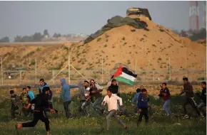  ?? (Reuters) ?? PALESTINIA­N RIOTERS on Friday continue their weekly March of Return protest along the Gaza border fence.