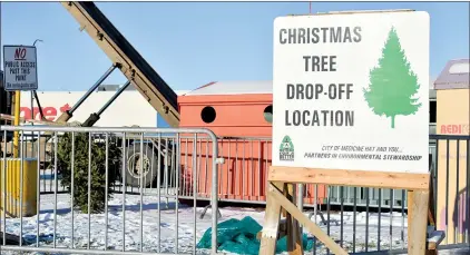  ?? NEWS PHOTO MO CRANKER ?? Christmas tree drop-off is now available at three locations around the city. People can drop off trees until the end of January.