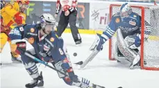  ?? FOTO: FELIX KÄSTLE ?? Bester Spieler der Ravensburg Towerstars beim dramatisch­en 2:1-Heimsieg im Derby gegen den ESV Kaufbeuren war Goalie Jonas Stettmer.