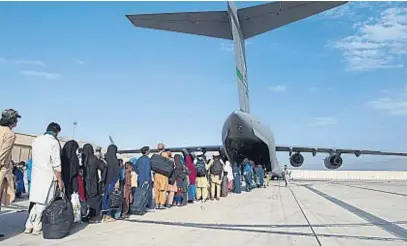  ?? AP ?? A LA COLA. Miles de personas aguardan su turno en el aeropuerto de Kabul para huir de la Afganistán de los talibanes.