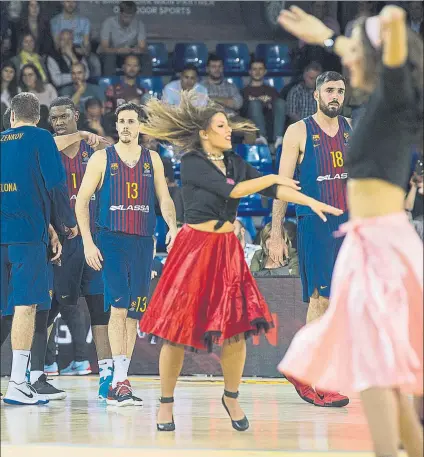  ?? FOTO: PERE PUNTÍ ?? a la salida de un tiempo muerto en un partido del Barça en el Palau Blaugrana