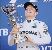  ??  ?? Valtteri Bottas mit der Siegtrophä­e. Foto. AP