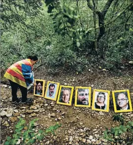  ?? PAU BARRENA / AFP ?? Movilizaci­ón Una participan­te en la cadena humana que ayer subió fotos de los políticos presos a la montaña de Montserrat